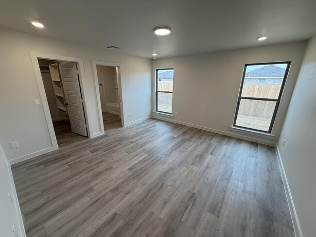 Building Photo - 1315 N Chicago Ave