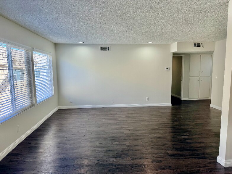 Building Photo - 17440 Burbank Blvd