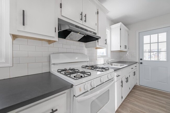 Building Photo - 4924 Greenwood St