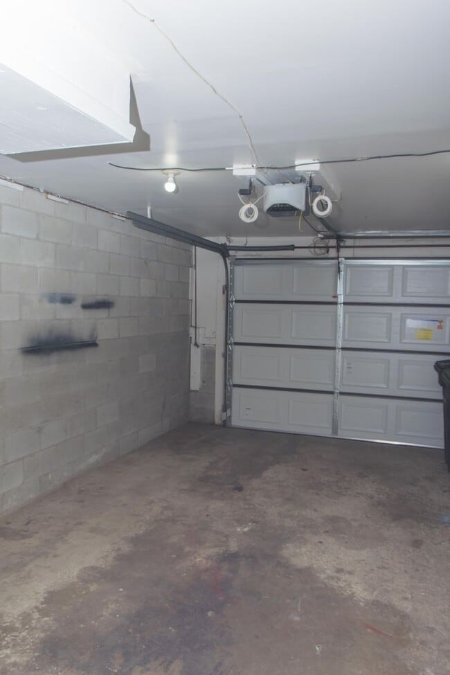 Building Photo - Spacious 2 bedroom / 1 bathroom Duplex for...
