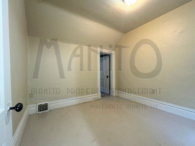Building Photo - *COMING SOON* Vintage Craftsman In Prime L...