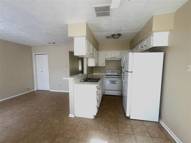 Building Photo - 13573 Castilian Dr
