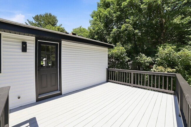 Building Photo - 44 Topsfield Cir