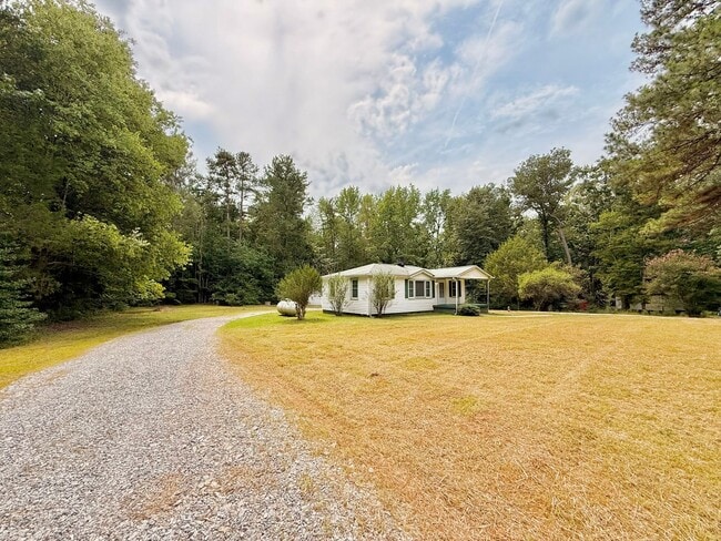 Building Photo - 620 Forksville Rd