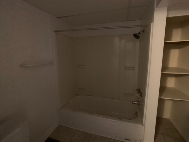 Building Photo - Great 2 bed 2 bath with bonus attic space house located steps from shopping.