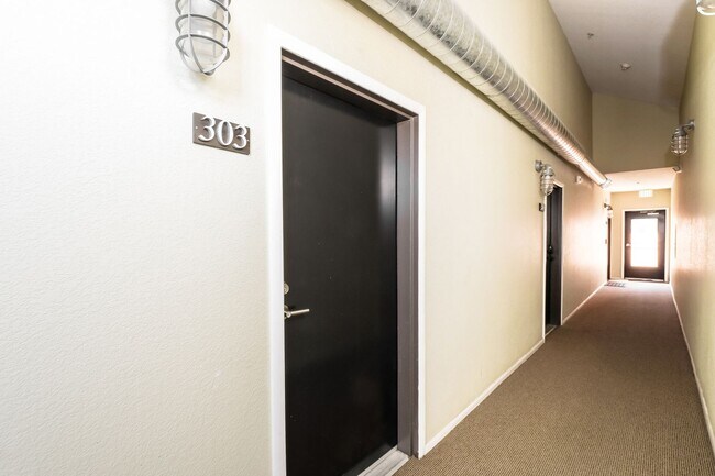 Building Photo - Top Level One Bedroom Condo in Rhino