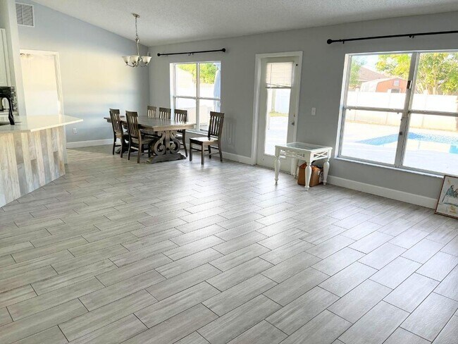 Building Photo - 517 NW Sherbrooke Ave