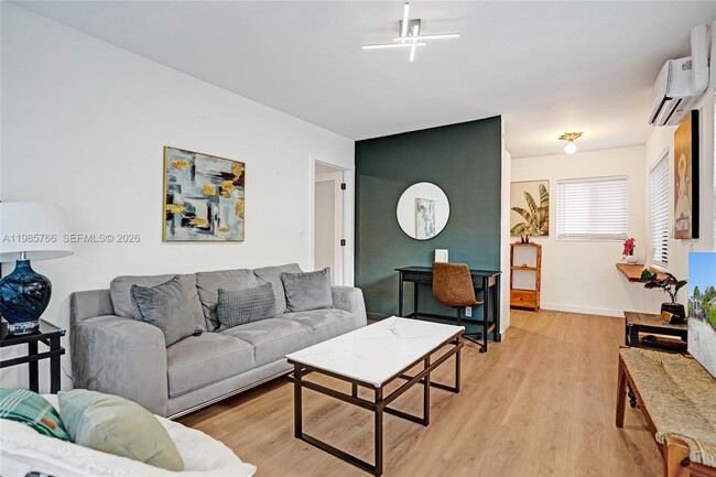 Building Photo - 754 NE 40th St