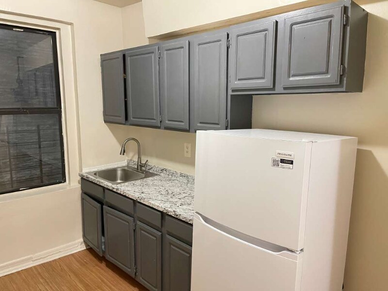 Building Photo - 3210 Kingsbridge Ave