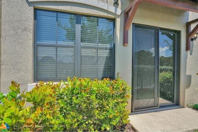 Building Photo - Beautiful Townhouse 3 -2.5 baths