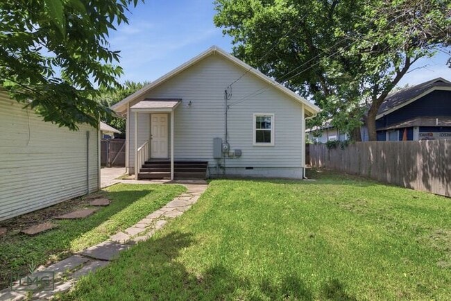 Building Photo - Classic Charm With All New Amenities 3/2 House!