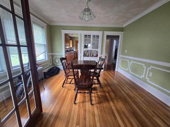 Building Photo - NO FEE!!  HUGE BRIGHTON 3 BED WITH PARKING AND FREE LAUNDRY AVAIL 9/1