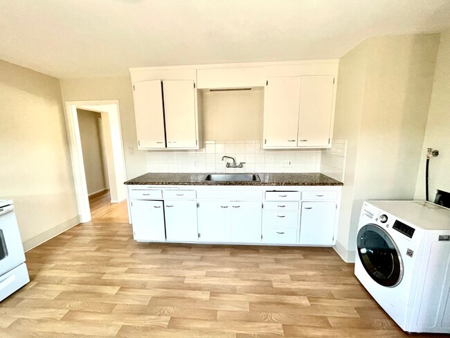 Kitchen - 2938 Brookdale Ave