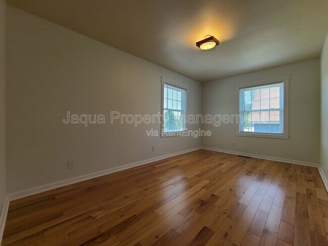 Building Photo - 547 Archer Ave