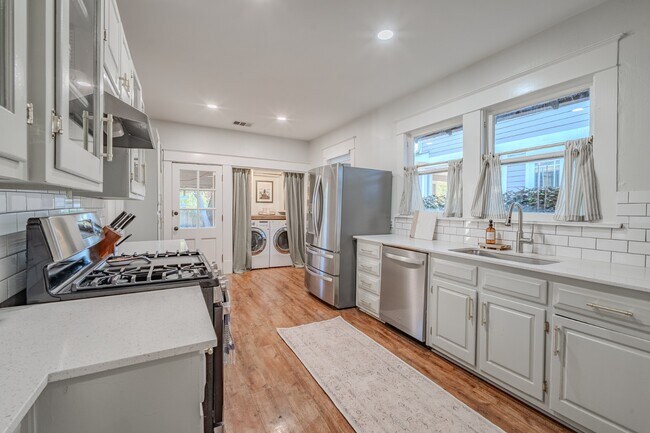 Building Photo - Updated Historically Charming Bungalow walking distance to Greenville Ave