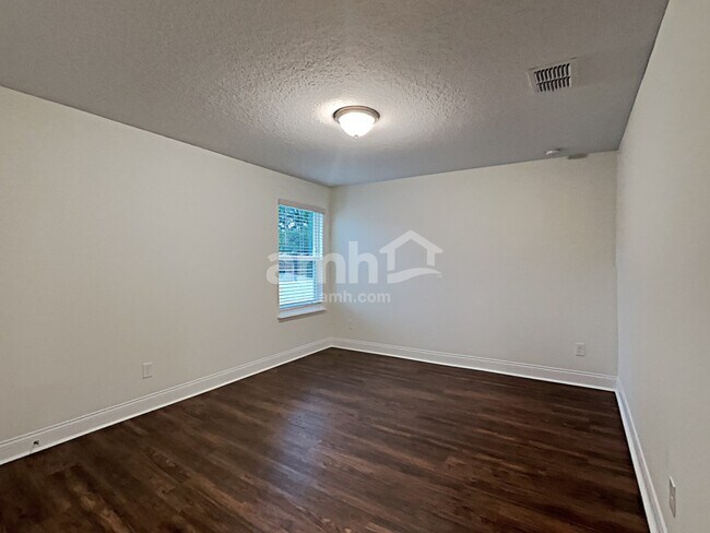 Building Photo - 945 Heavenly Drive