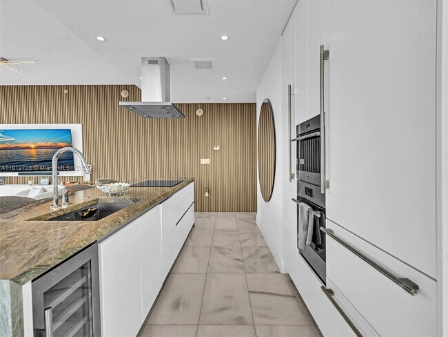 Building Photo - 700 NE 26th Terrace