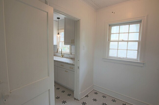 Building Photo - 130/130 1/2 Rowland Pl
