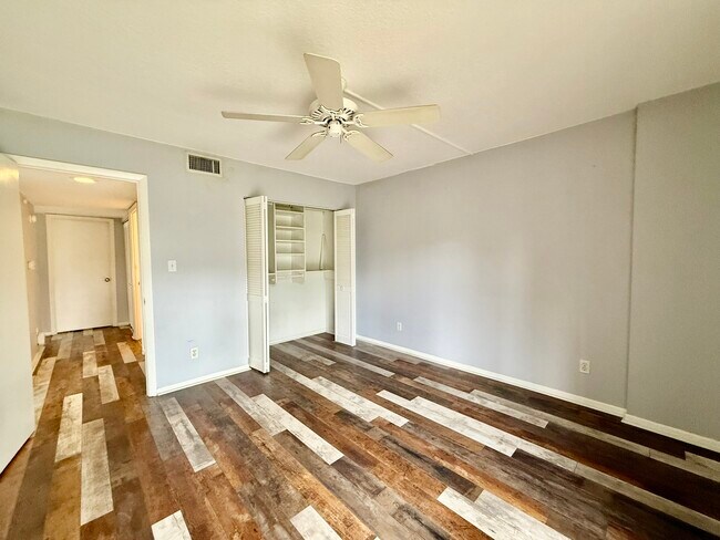 Building Photo - 2800 Cove Cay Dr