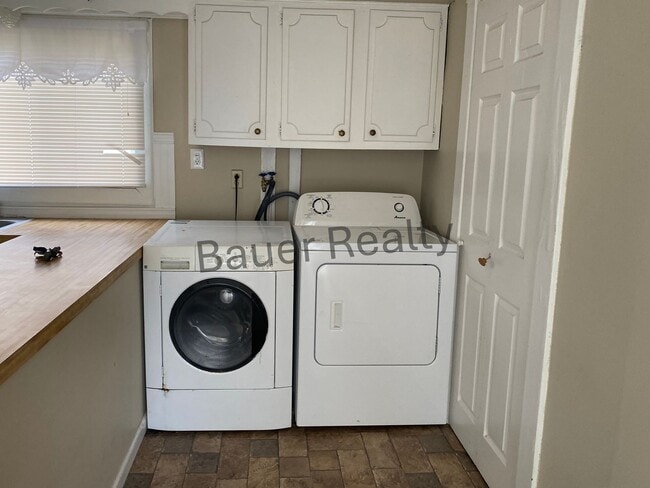 Building Photo - Three Bedrooms, One and a Half Baths