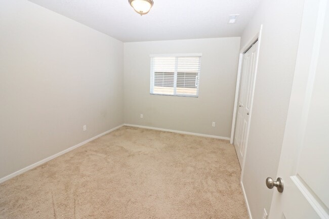 Building Photo - 3/2.5 Home in SE Bend with access to commu...