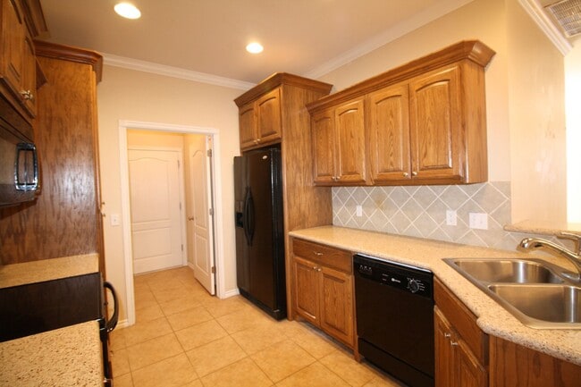 Building Photo - Cute 3 Bed Duplex In Yukon