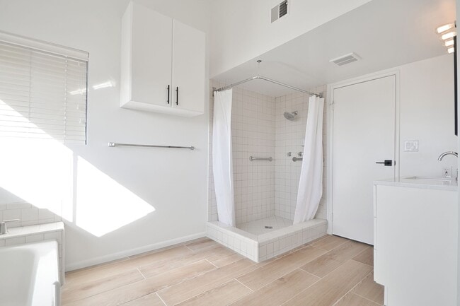 Building Photo - 4 Bedroom Home on Cul de Sac in Hermosa Beach ** Coming soon 4/21/2026**