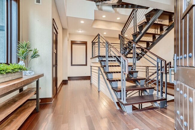 Building Photo - 407 NW Marlborough Ave