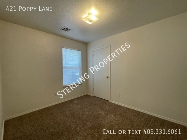 Building Photo - 421 Poppy Ln