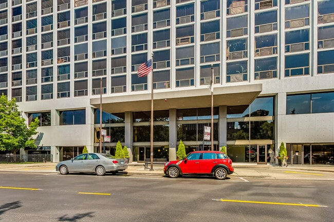 Building Photo - 4343 N Clarendon Ave