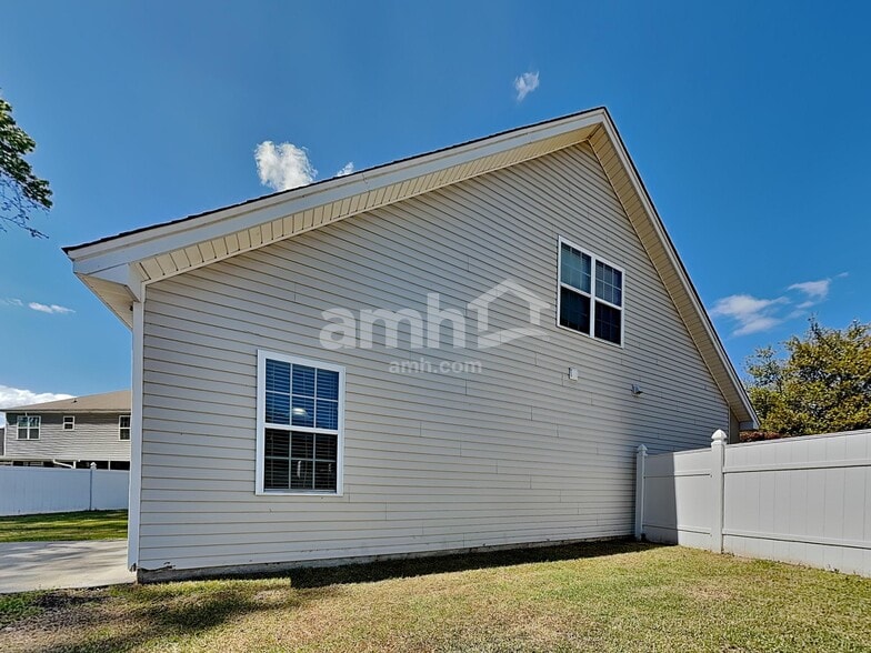 Building Photo - 830 Hyacinth Cir