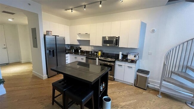 Building Photo - 150 E Robinson St