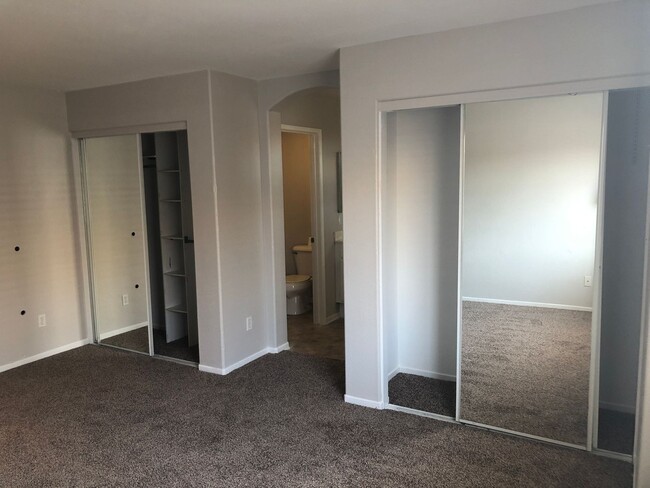 Building Photo - Upgraded 2 bedroom 2 bath condo in great c...