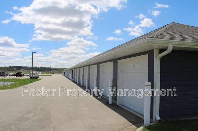 Building Photo - 561 S Elk St
