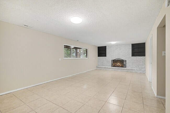 Building Photo - 2720 Northridge Dr