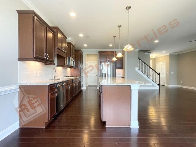 Building Photo - Beautiful 3 Bedroom Townhome with 3rd Floo...