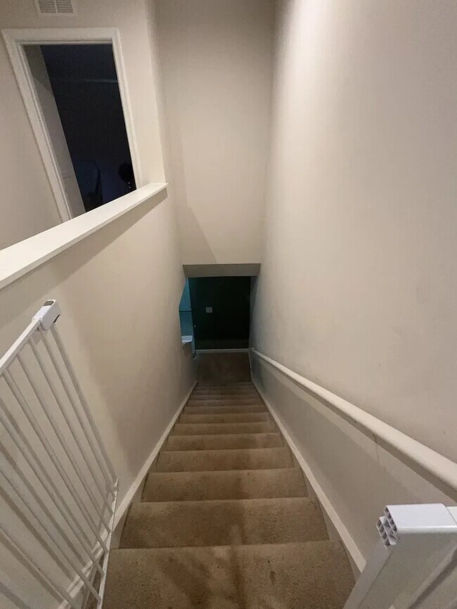 Building Photo - 4 Bedrooms 2.5 Bathrooms