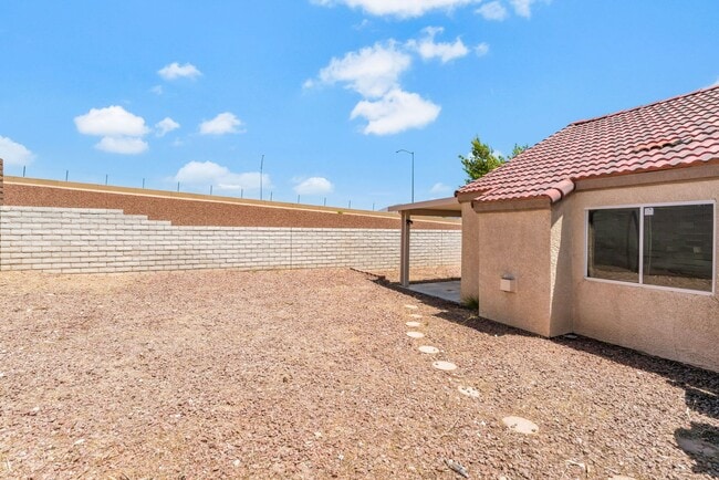 Building Photo - Charming Single-Story Living with Spacious Comfort!