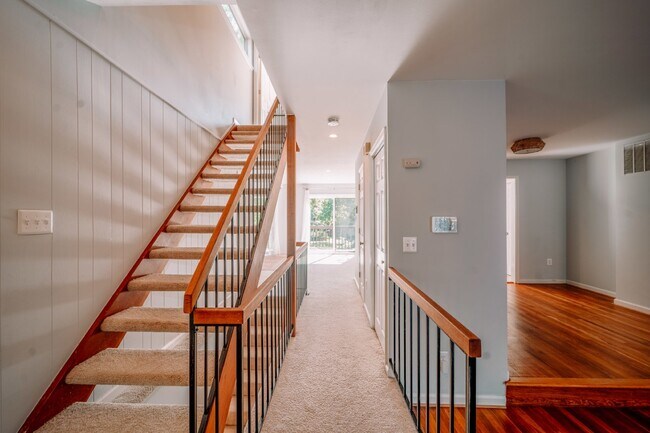 Building Photo - Spacious 5-Bedroom End-Unit Townhome in Reston with 3 Finished Levels, Renovated Kitchen & Fenced...