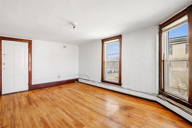 Building Photo - 4 Elm St