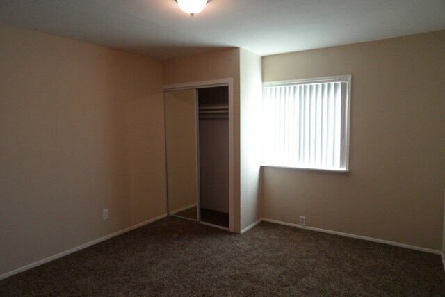 Building Photo - Spacious 6 Bedroom, 3 Bathroom, Single Fam...