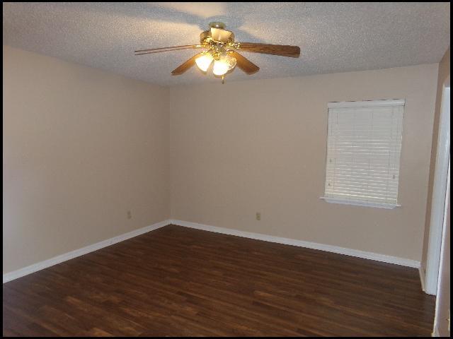 Building Photo - 39 Oak Forest Loop