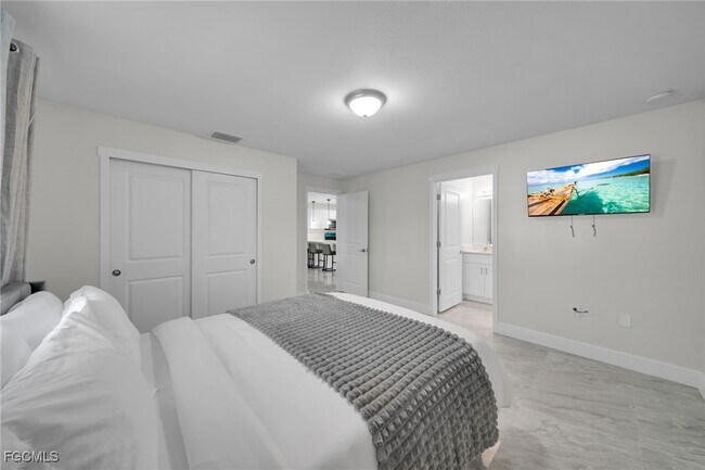 Building Photo - 901 Albany Ave