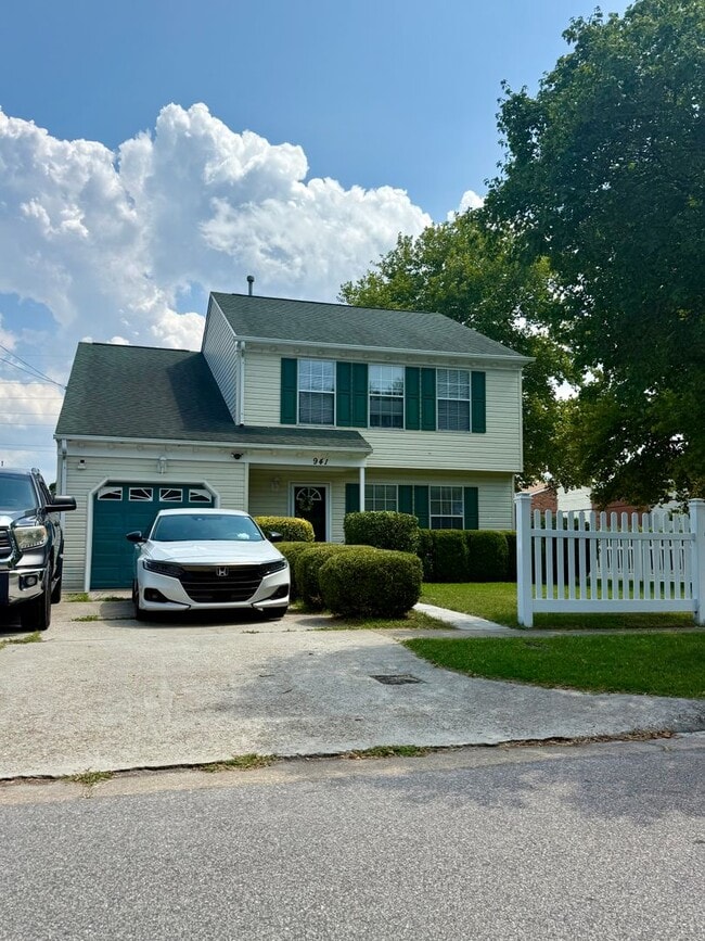 Building Photo - Updated 4-Bedroom Home with Fenced Yard – Pet Friendly!
