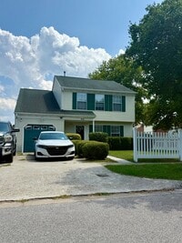 Building Photo - Updated 4-Bedroom Home with Fenced Yard – Pet Friendly!