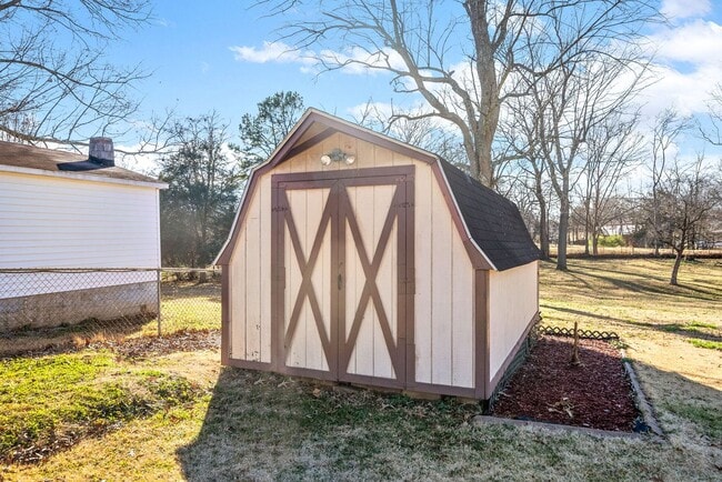 Building Photo - 233 Old Hopkinsville Hwy