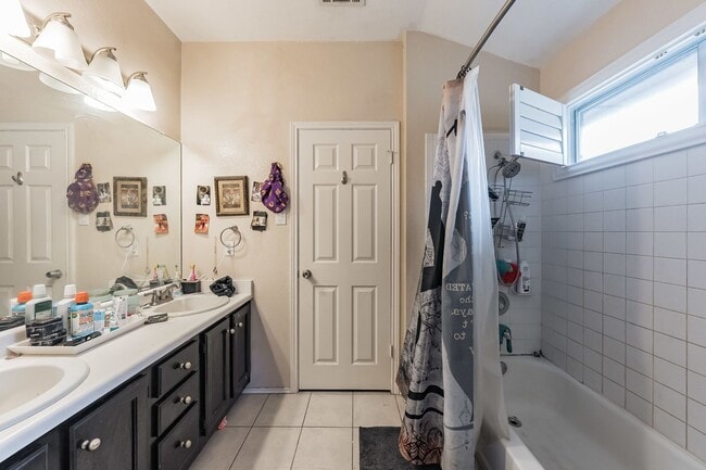 Building Photo - 3 BEDROOM AND 2.5 BATHROOMS PISD SCHOOL DISTRICT