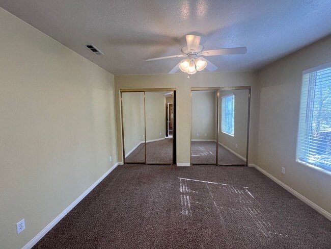 Building Photo - 3 bed, 3 bath Twin-home