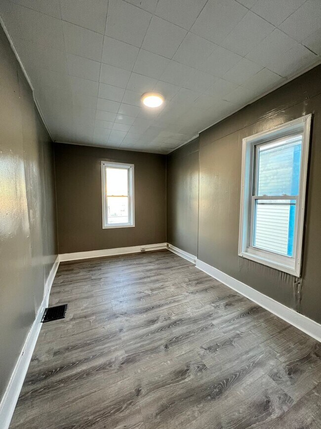 Building Photo - 5 Bedroom 1 Bath Home Available