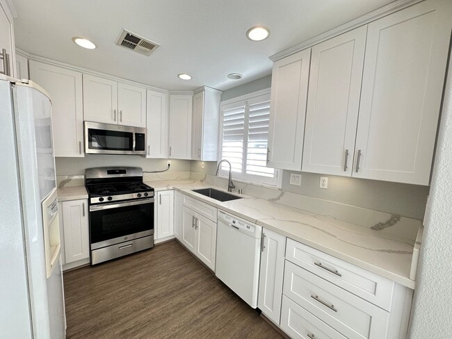 Building Photo - Charming 2 Bed 2.5 Bath Detached Home in G...